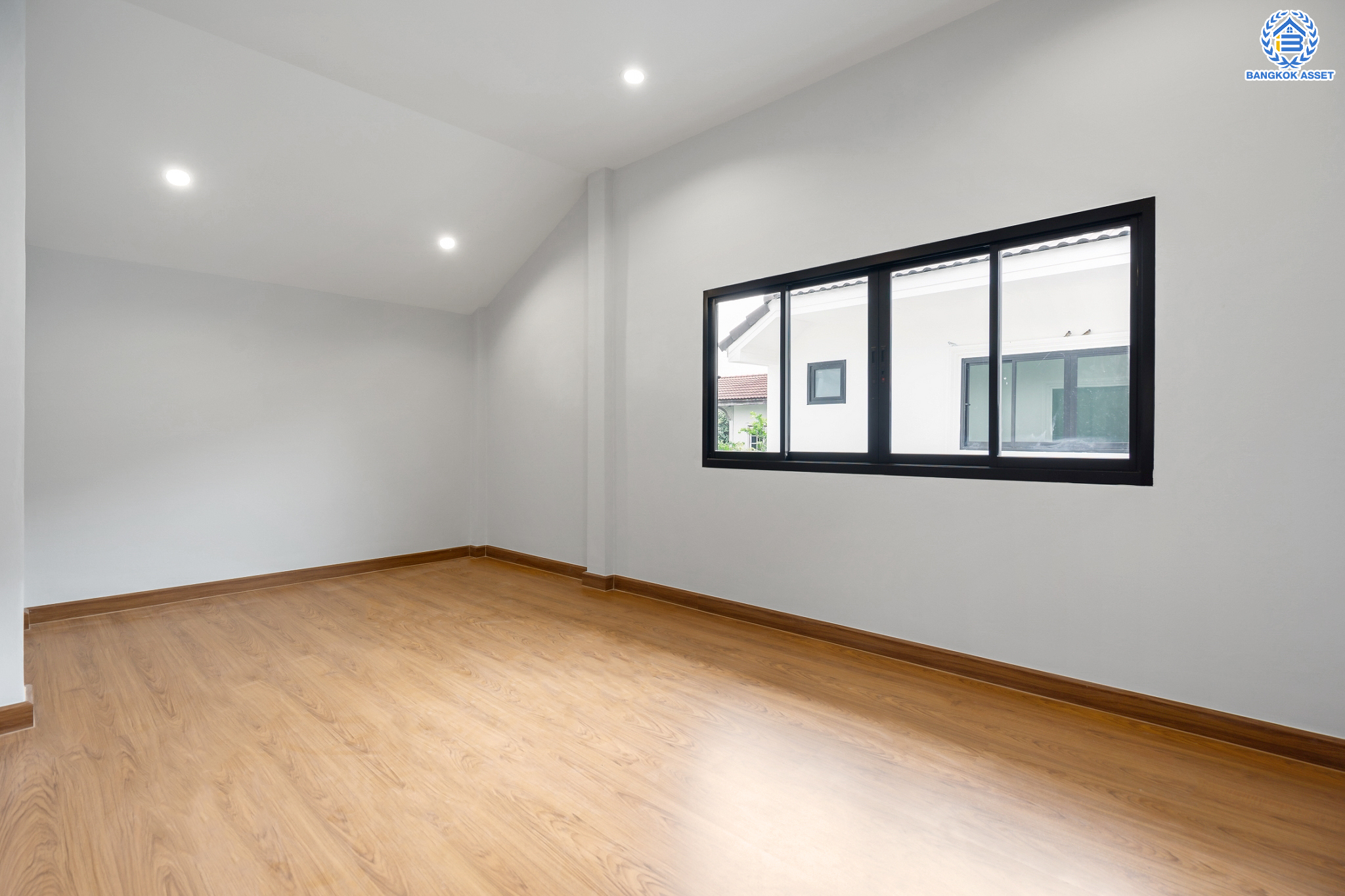 บ้านมือสองตกแต่งใหม่ ม.บูรพา12 ดอนเมือง บ้านเดี่ยว เนื้อที่ 50 ตร.ว. ฟังก์ชัน 4 ห้องนอน 2 ห้องน้ำ จอดรถได้ 2 คัน บนทำเลดีที่สุด ใกล้สนามบินดอนเมือง ทางด่วน "ศรีสมาน" และรถไฟฟ้าสายสีแดง "สถานีดอนเมือง"...